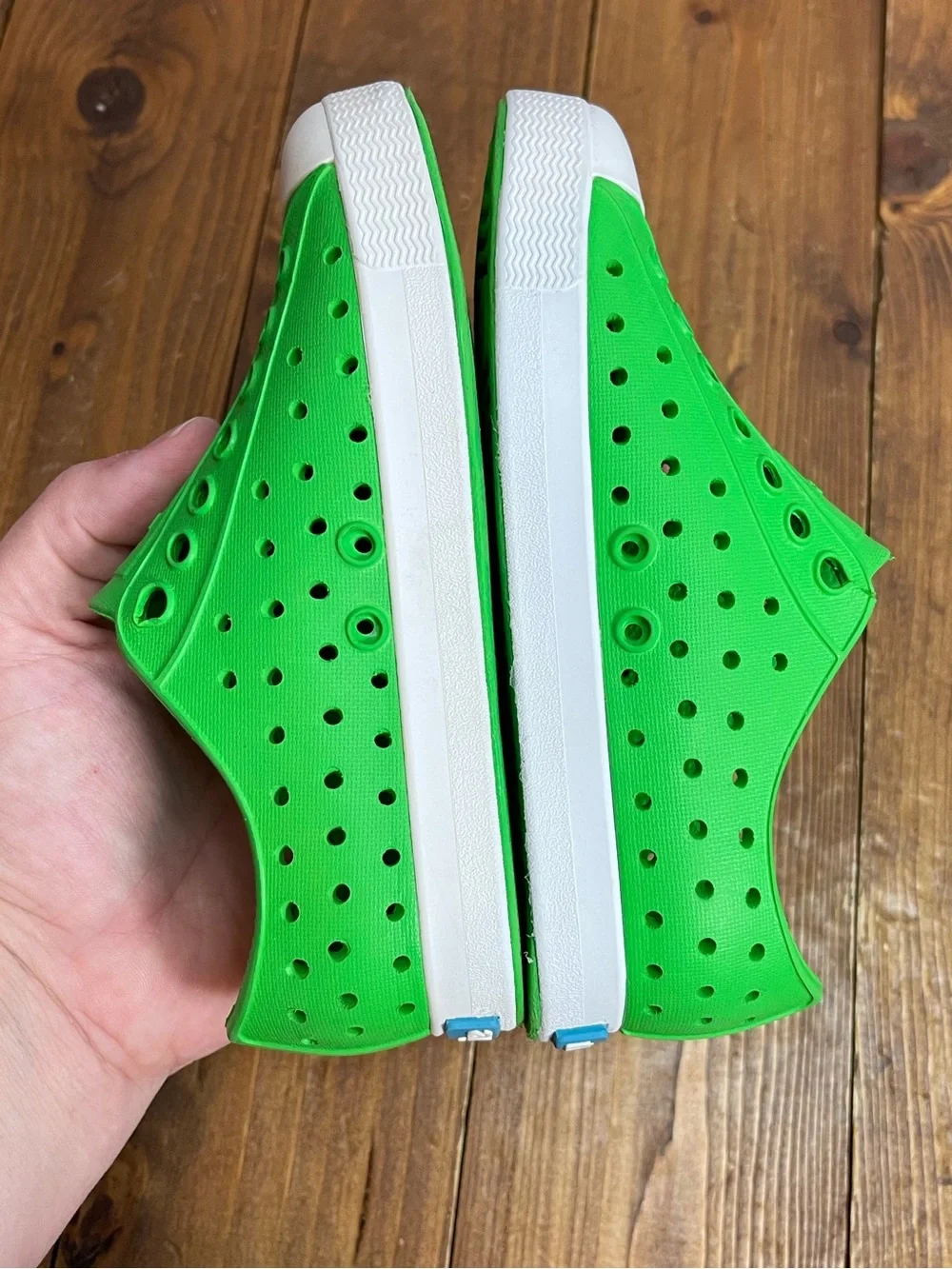 Native shoes size 9 Jefferson style foam sneakers green - damaged